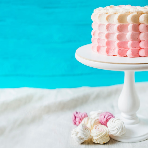 Primer plano de un pastel de cumpleaños en cakestand