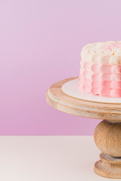 Primer plano de un pastel de cumpleaños en madera cakestand