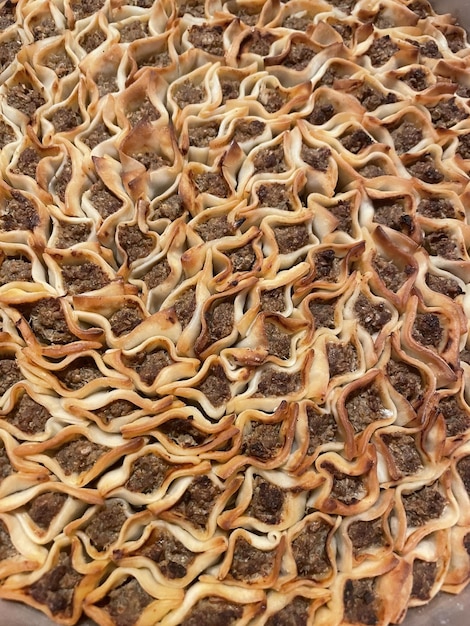 Primer plano de pastel mantisi kayseri turco tradicional recién horneado