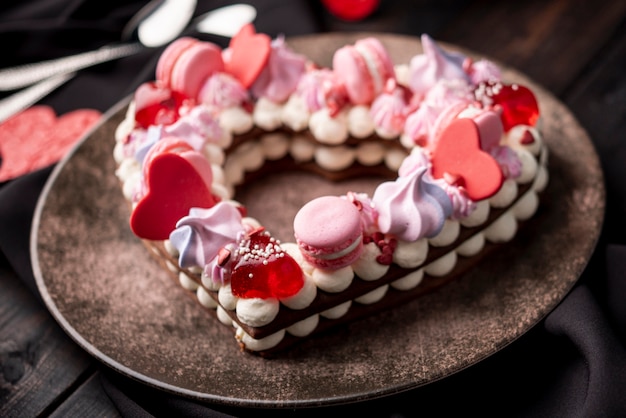 Primer plano de pastel de San Valentín con macarons y corazones