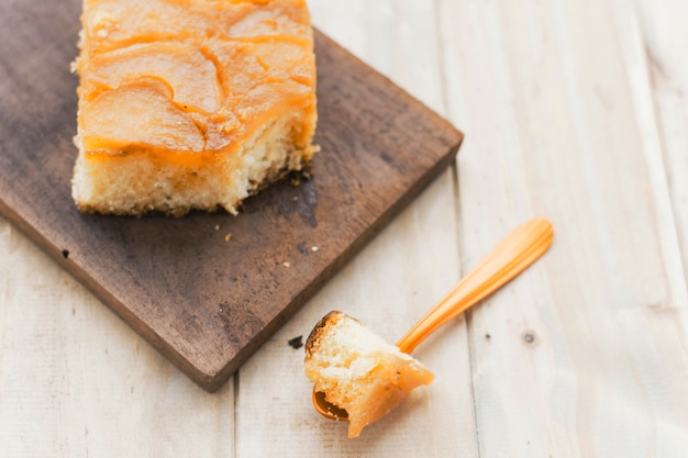 Primer plano de pastelería fresca en tabla de cortar de madera