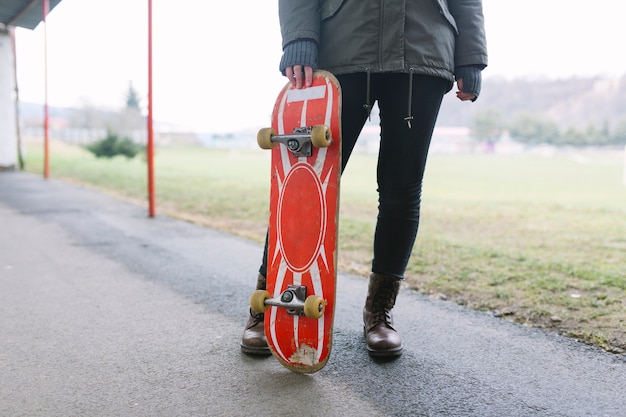 Primer plano de patinador con monopatín en el parque