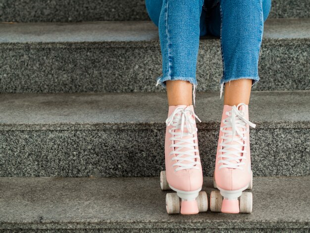 Primer plano de patines y escaleras