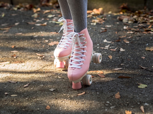 Primer plano de patines con patas en calcetines