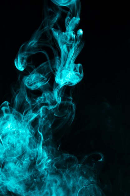 Primer plano del patrón de efecto humo azul contra fondo negro
