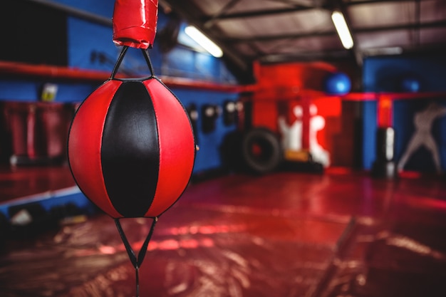 Foto gratuita primer plano de la pelota de boxeo de velocidad