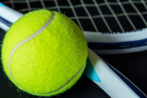 Primer plano de la pelota de tenis