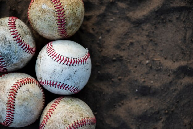 Primer plano de pelotas de béisbol sucias con espacio de copia