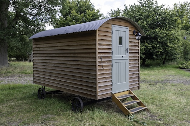 Foto gratuita primer plano de una pequeña casa de madera sobre ruedas