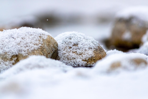Primer plano de las pequeñas rocas cubiertas de nieve
