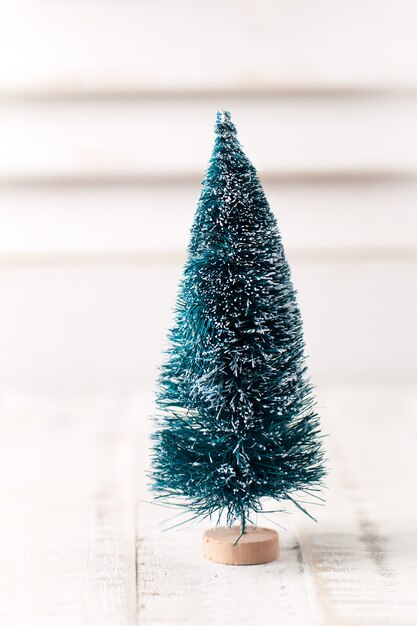 Primer plano de pequeño árbol de navidad artificial, enfoque selectivo