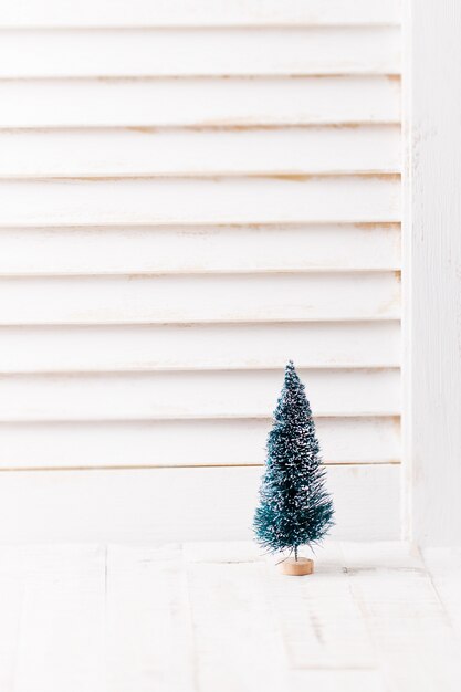 Primer plano de pequeño árbol de navidad artificial, enfoque selectivo