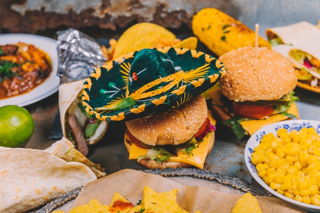 Foto gratuita primer plano de un pequeño sombrero mexicano en hamburguesa fresca