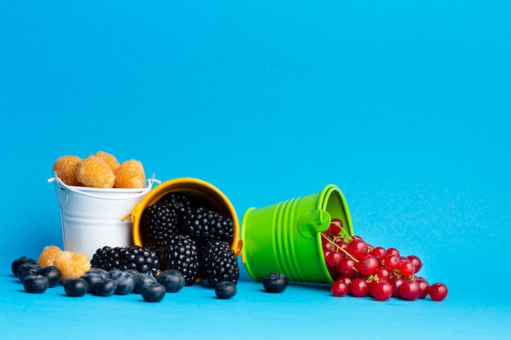 Foto gratuito primer plano de pequeños cubos con bayas