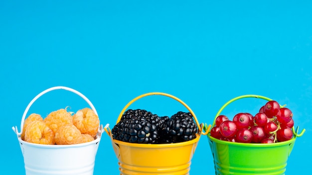 Foto gratuita primer plano de pequeños cubos con bayas