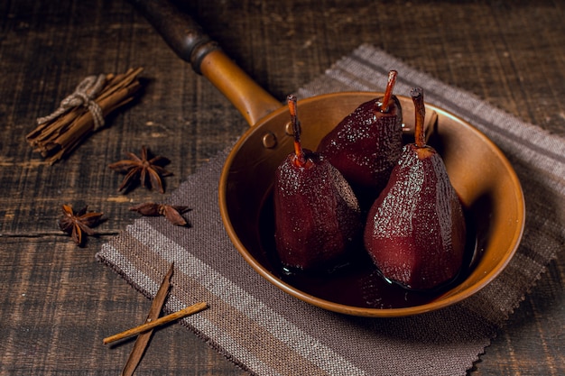 Primer plano de peras caramelizadas con salsa de chocolate