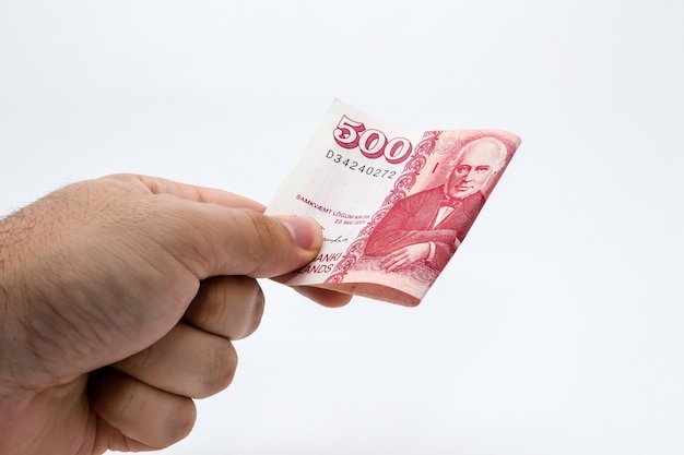 Foto gratuita primer plano de una persona con algo de dinero en efectivo sobre un blanco