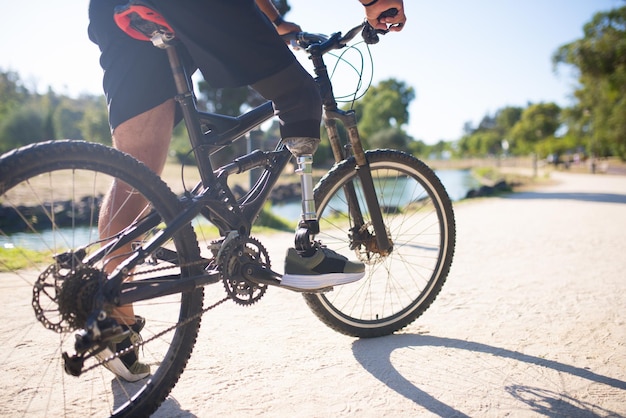 Primer plano de una persona con discapacidad en bicicleta