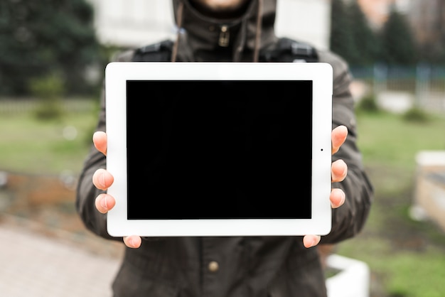 Primer plano de una persona manos mostrando pantalla en blanco de tableta digital