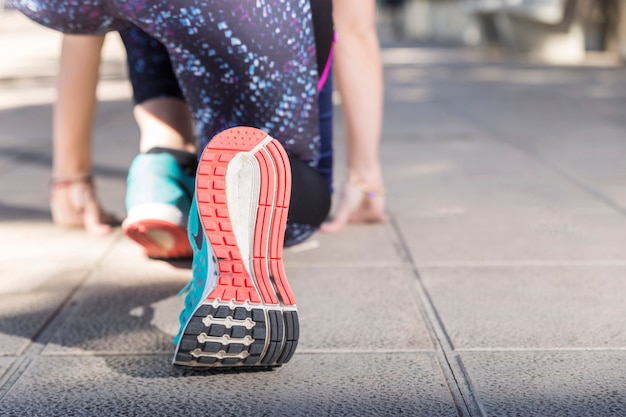 Foto gratuita primer plano de persona preparada para empezar a correr