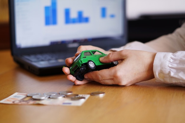 Foto gratuita primer plano de una persona que está pensando en comprar un coche nuevo o vender un vehículo