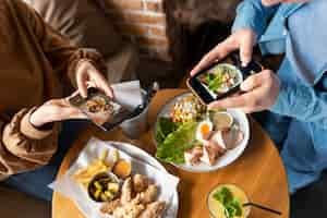 Foto gratuita primer plano de la persona que toma la foto de la comida