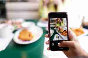 Foto gratuita primer plano de la persona que toma la foto de la comida