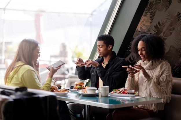 Primer plano de la persona que toma la foto de la comida