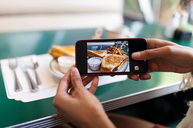 Primer plano de la persona que toma la foto de la comida