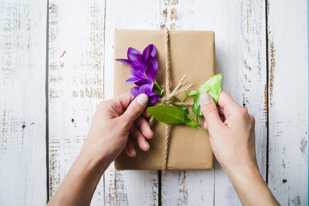 Primer plano de una persona tocando las flores en el paquete lleno