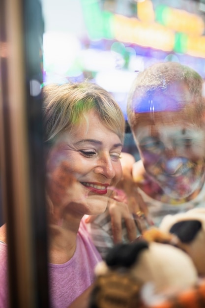 Primer plano de personas felices en el parque de atracciones