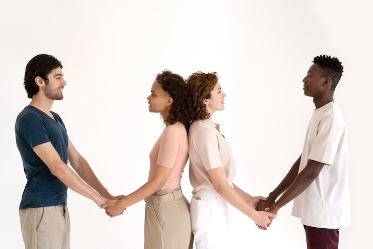 Foto gratuito un primer plano de las personas que se hacen más fuertes juntas