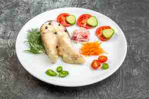 Foto gratuita primer plano de pescados crudos y alimentos frescos de pimienta en un plato blanco sobre la superficie del hielo con espacio libre