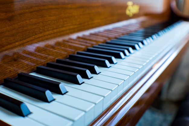 Primer plano de un piano de cola clásico