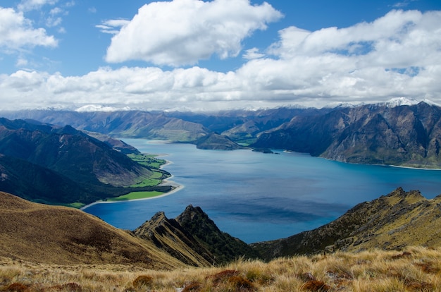 Primer plano del pico del istmo y un lago en Nueva Zelanda