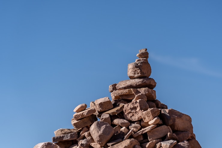Foto gratuito primer plano de las piedras apiladas unas sobre otras con un fondo azul.