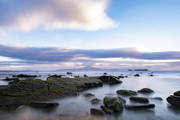 Foto gratuita primer plano de piedras en la costa del mar