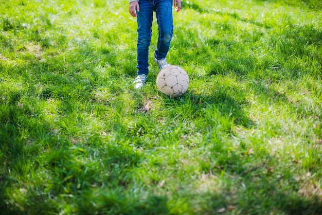 Primer plano de piernas con un balón