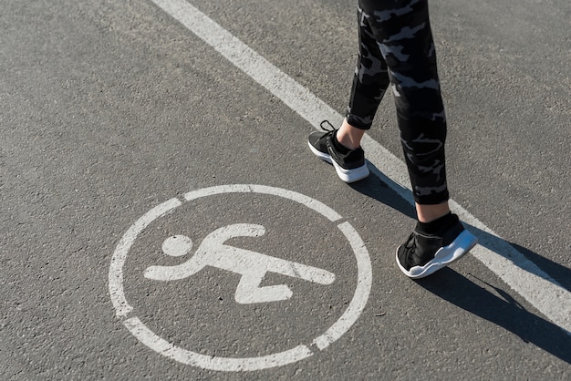 Foto gratuita primer plano de piernas femeninas corriendo