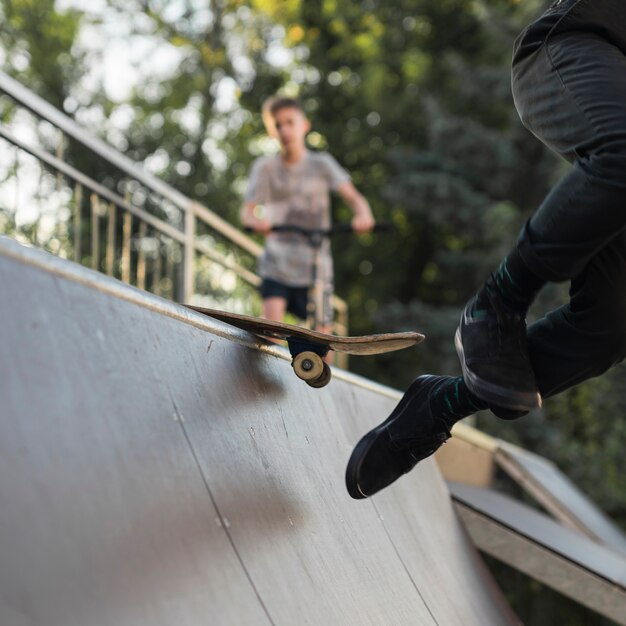 Primer plano de piernas patinando con patineta