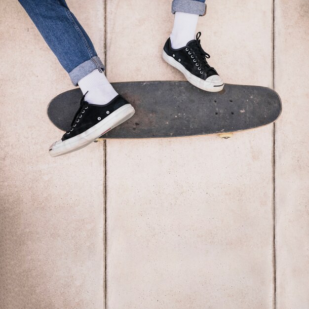 Primer plano de las piernas del skater en patineta