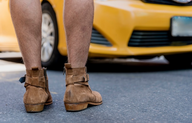 Primer plano de las piernas con zapatos al aire libre