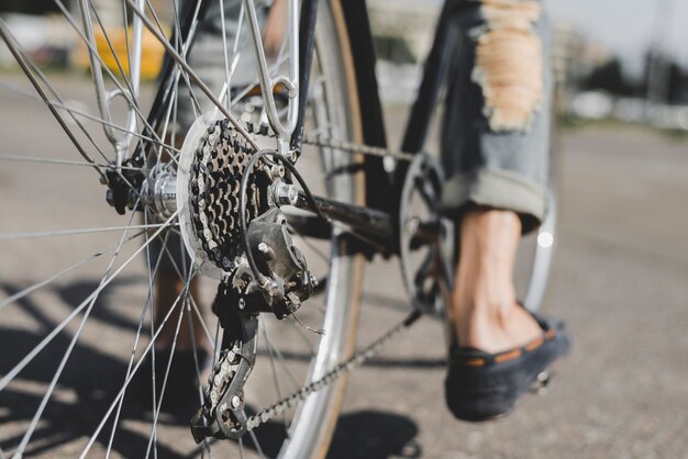 Primer plano de los pies del hombre en bicicleta