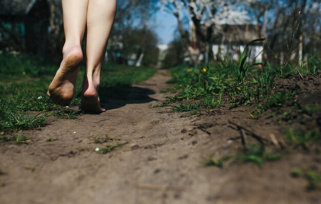 Primer plano de los pies de la mujer en el suelo