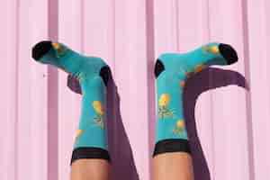 Foto gratuita primer plano de los pies de una persona con calcetines azules con diseño de piñas
