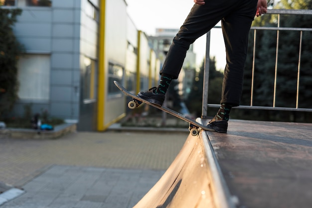 Primer plano de pies practicando con la patineta