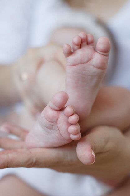 primer plano de los pies del recién nacido