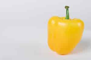 Foto gratuita primer plano de pimiento amarillo sobre fondo blanco