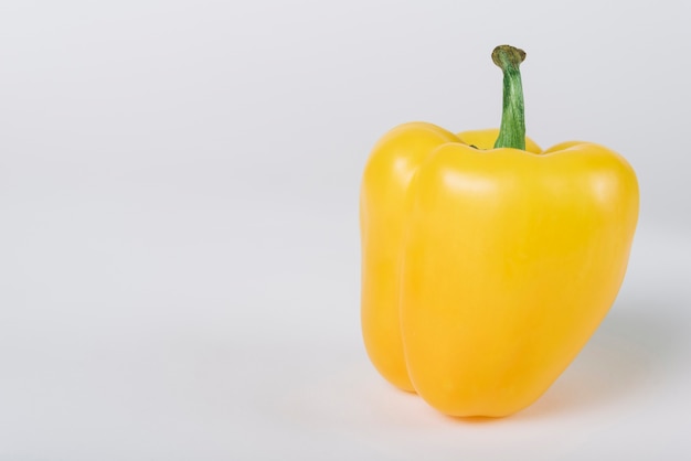 Primer plano de pimiento amarillo sobre fondo blanco