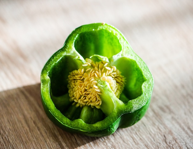 Primer plano de pimiento verde fresco en una mesa de madera